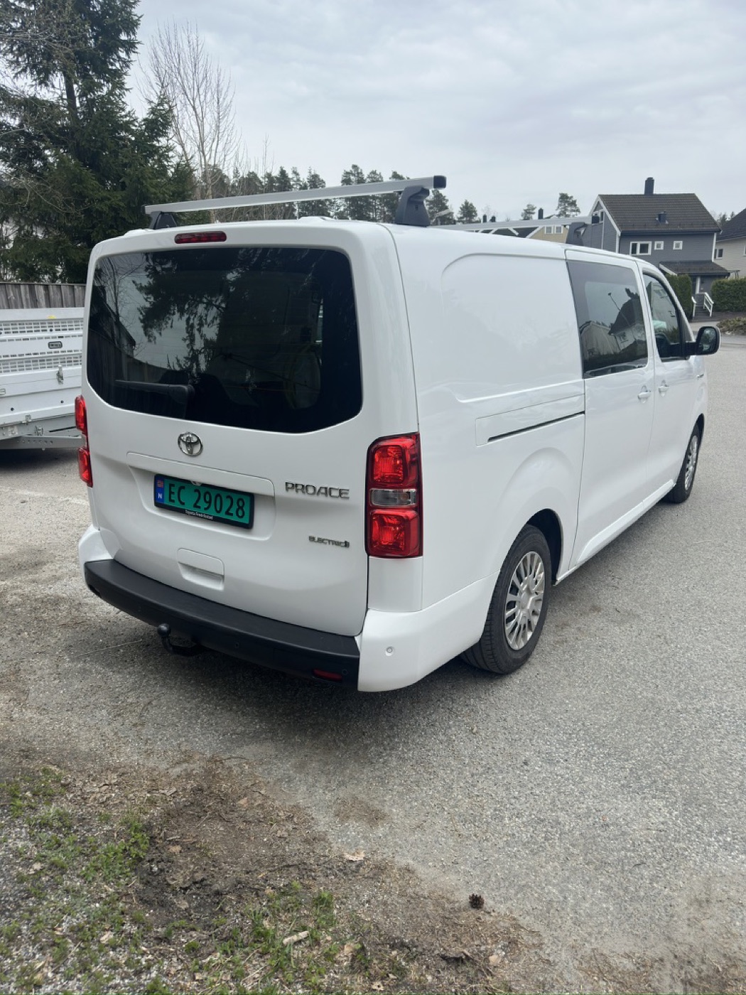 Toyota Proace — bakfra med Electric-logo