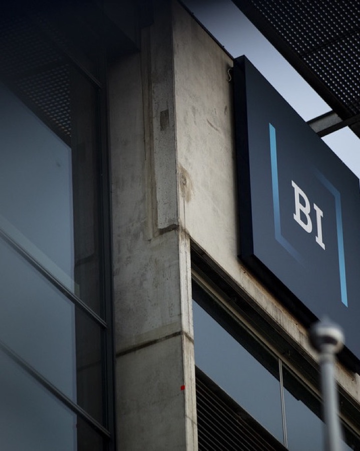 BI Handelshøyskolen — logo på bygningsfasade